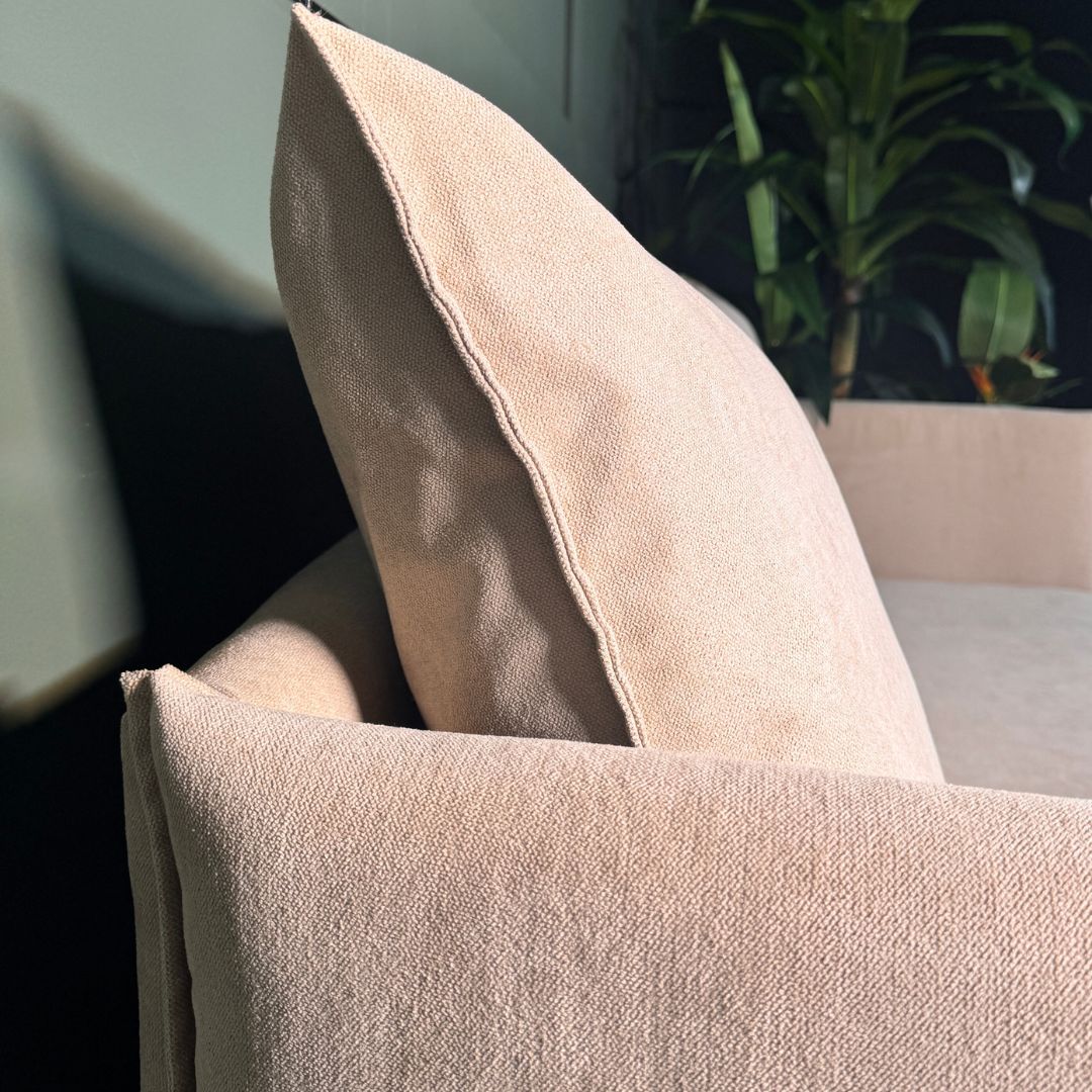 Sofá com pé alto de madeira bege MELANIE - Gato Preto