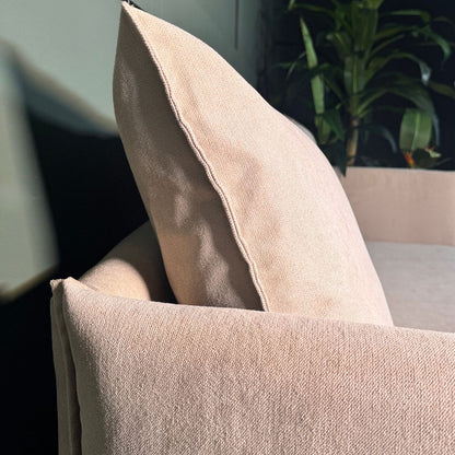 Sofá com pé alto de madeira bege MELANIE - Gato Preto