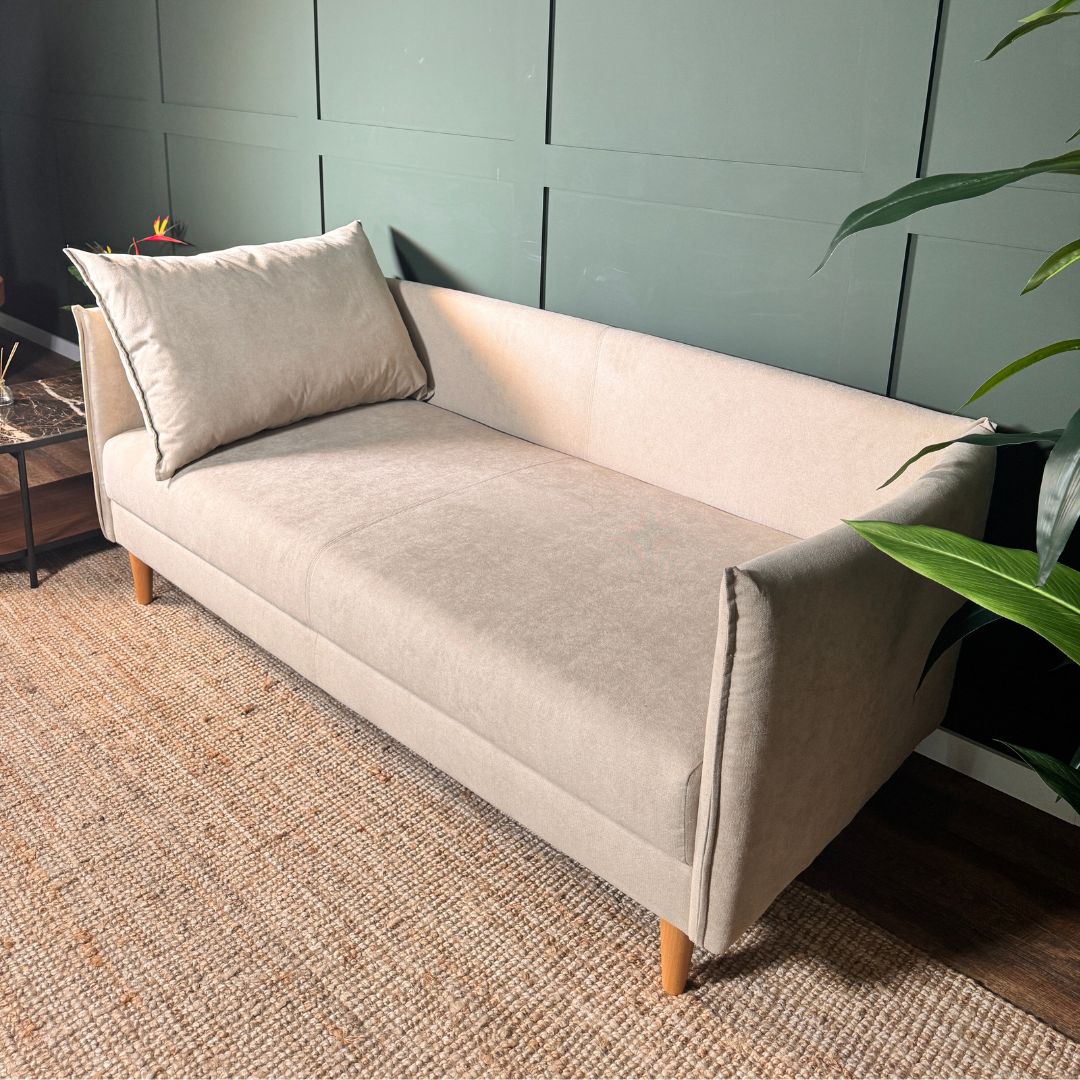 Sofá com pé alto de madeira bege MELANIE - Gato Preto