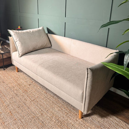 Sofá com pé alto de madeira bege MELANIE - Gato Preto