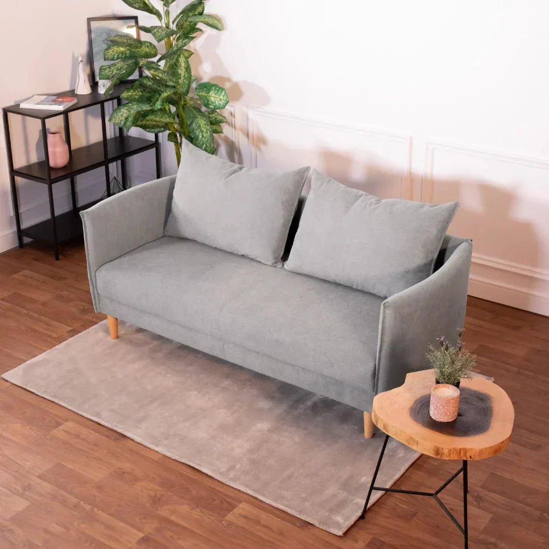 Sofá com pé alto de madeira cinza claro MELANIE - Gato Preto