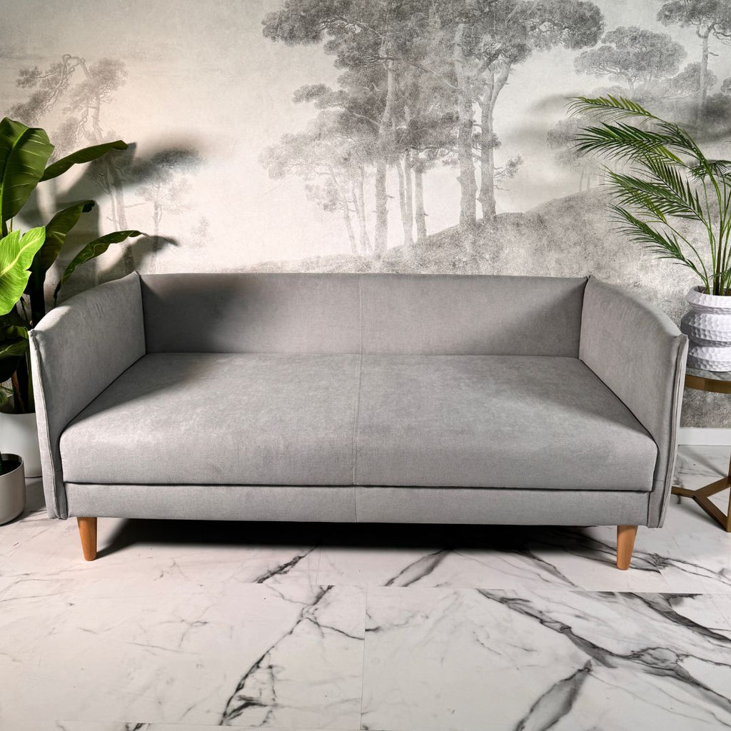 Sofá com pé alto de madeira cinza claro MELANIE - Gato Preto