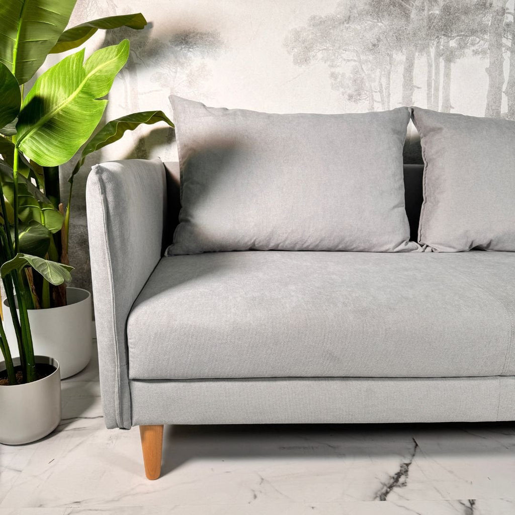 Sofá com pé alto de madeira cinza claro MELANIE - Gato Preto