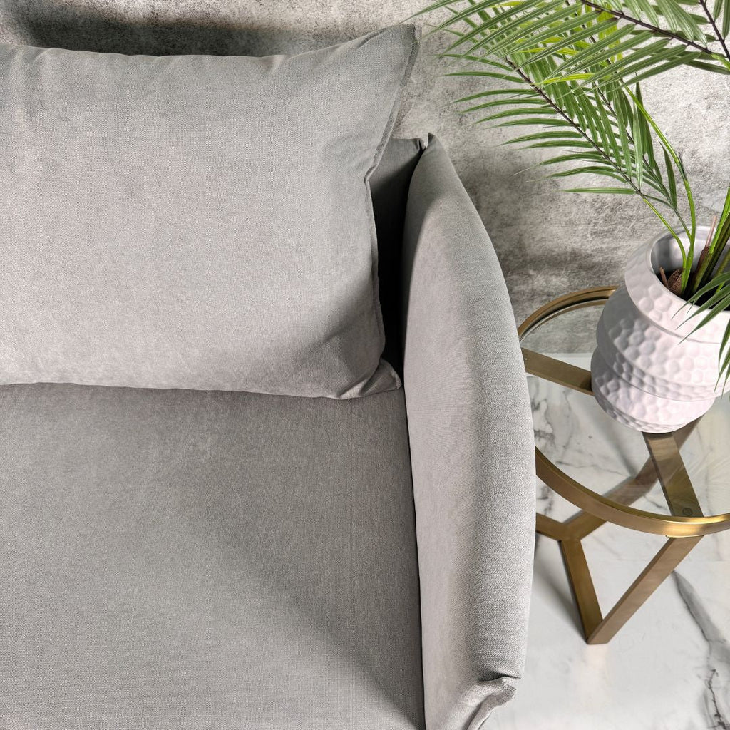 Sofá com pé alto de madeira cinza claro MELANIE - Gato Preto