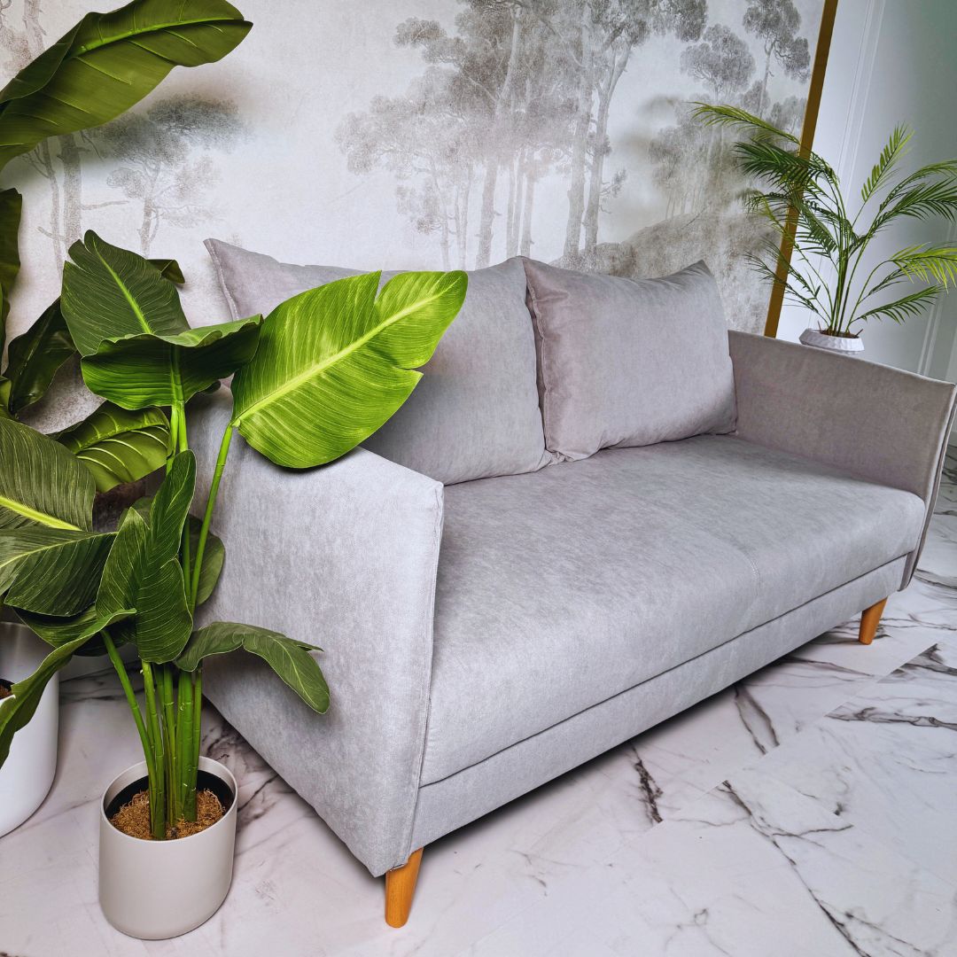 Sofá com pé alto de madeira cinza claro MELANIE - Gato Preto