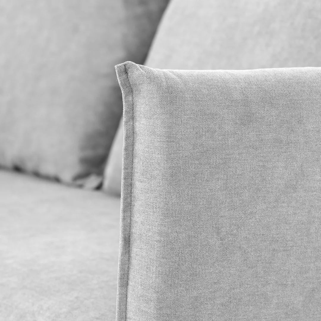 Sofá com pé alto de madeira cinza claro MELANIE - Gato Preto