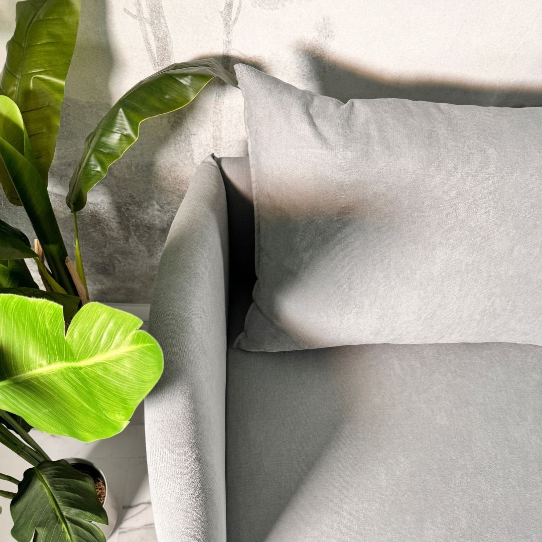 Sofá com pé alto de madeira cinza claro MELANIE - Gato Preto