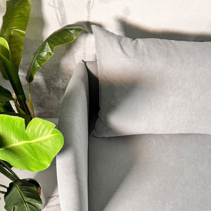 Sofá com pé alto de madeira cinza claro MELANIE - Gato Preto