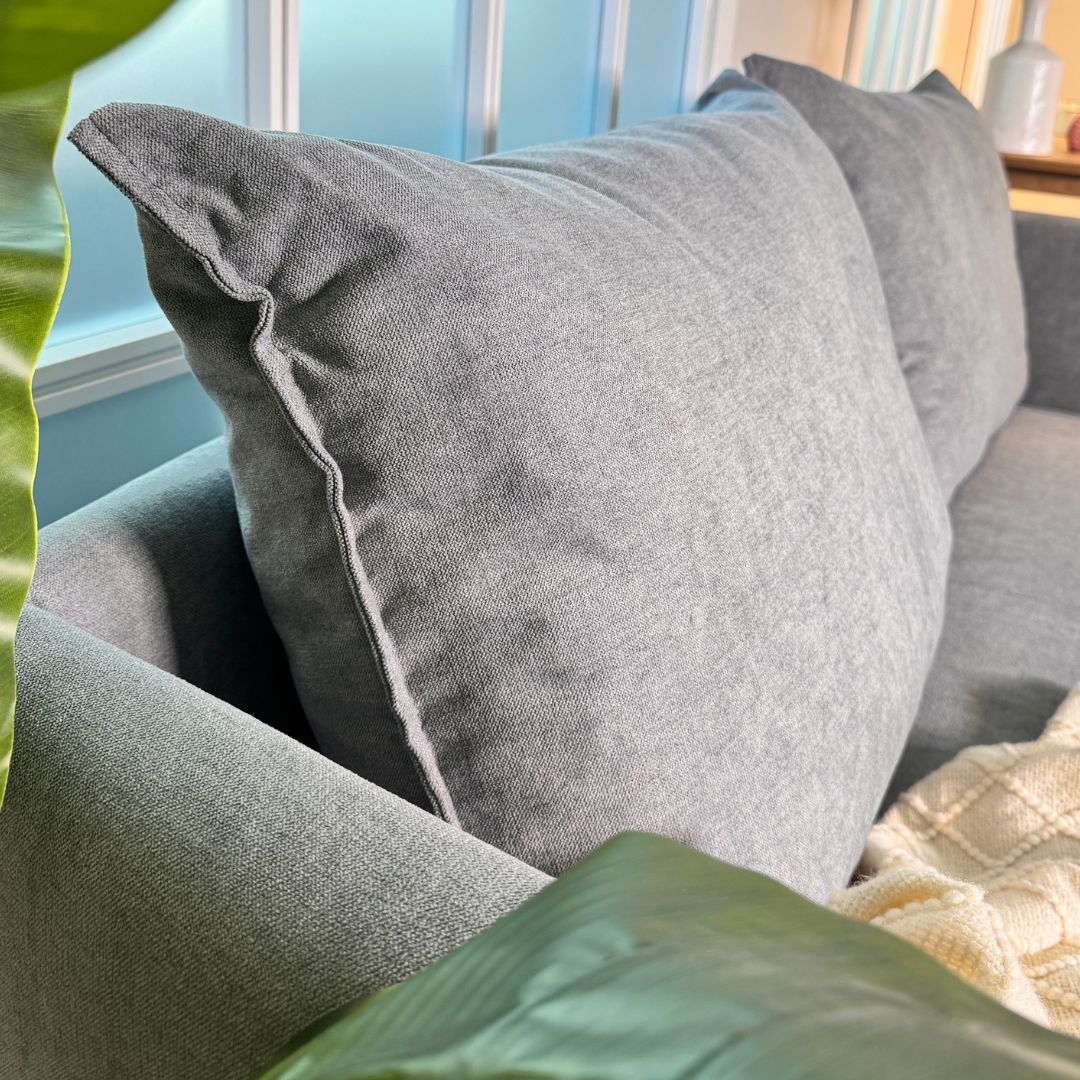 Sofá com pé alto de madeira cinza escuro MELANIE - Gato Preto