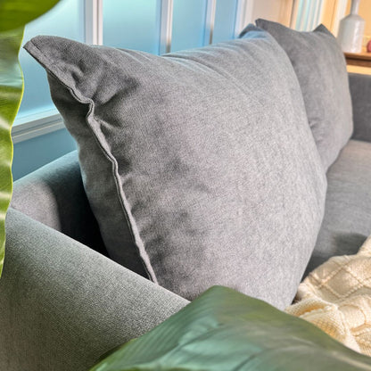 Sofá com pé alto de madeira cinza escuro MELANIE - Gato Preto