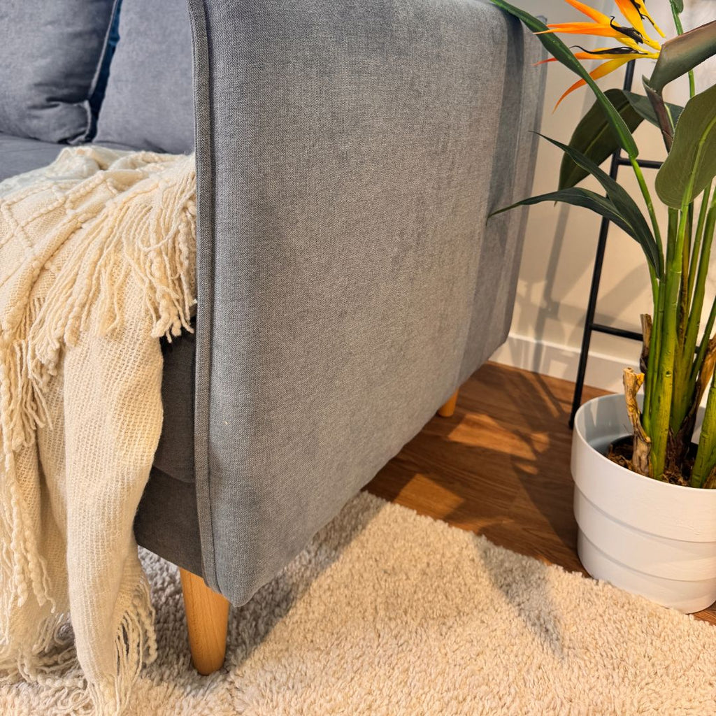 Sofá com pé alto de madeira cinza escuro MELANIE - Gato Preto