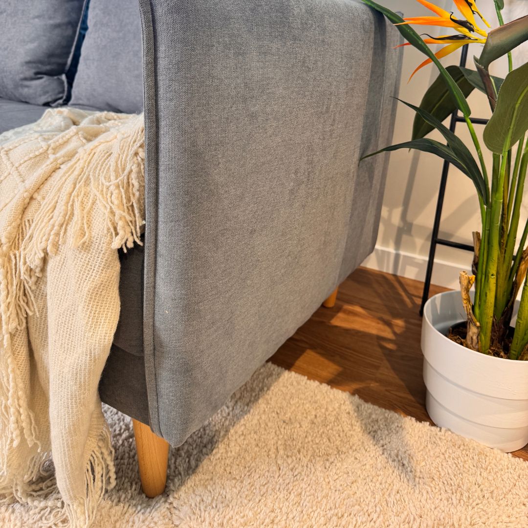 Sofá com pé alto de madeira cinza escuro MELANIE - Gato Preto