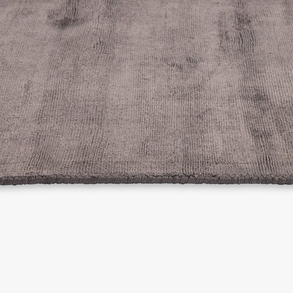 Tapete Tufado Viscose Cinza Escuro 70x110 MIRA - Gato Preto