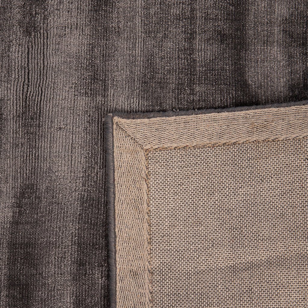 Tapete Tufado Viscose Cinza Escuro 70x110 MIRA - Gato Preto