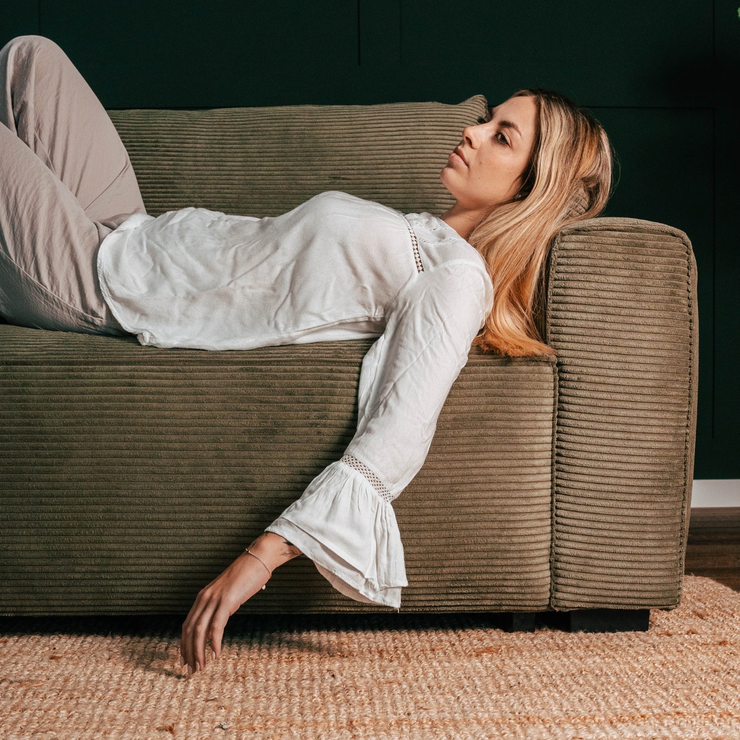 Teste - Sofá cama com chaise longue reversível verde LAUREN - Gato Preto